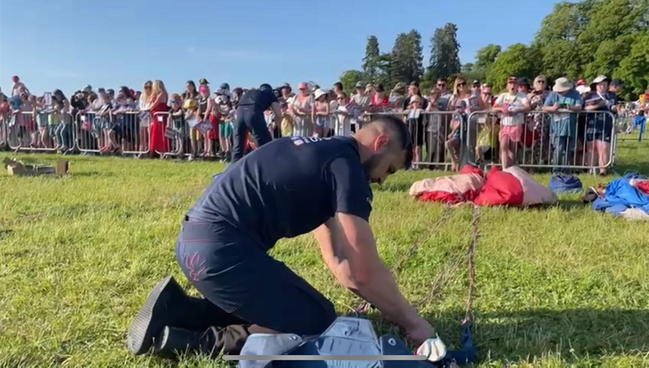 In the stunning sun-drenched grounds of Ragley Hall Estate, Alcester, the RAF Falcons, the UK’s premier military parachute display team, delighted the crowd with their spectacular display.